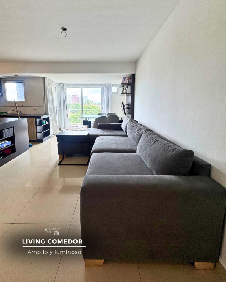 SEMIPISO DE TRES AMBIENTES CON BALCON A LA CALLE Y COCHERA PRIVADA DOBLE. 