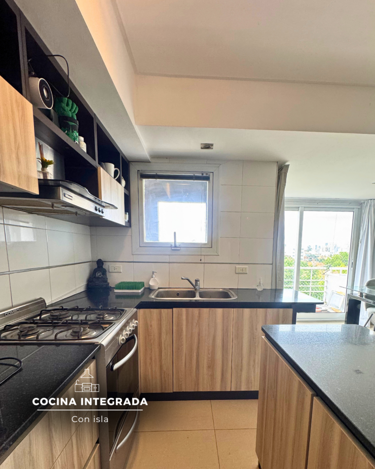 SEMIPISO DE TRES AMBIENTES CON BALCON A LA CALLE Y COCHERA PRIVADA DOBLE. 