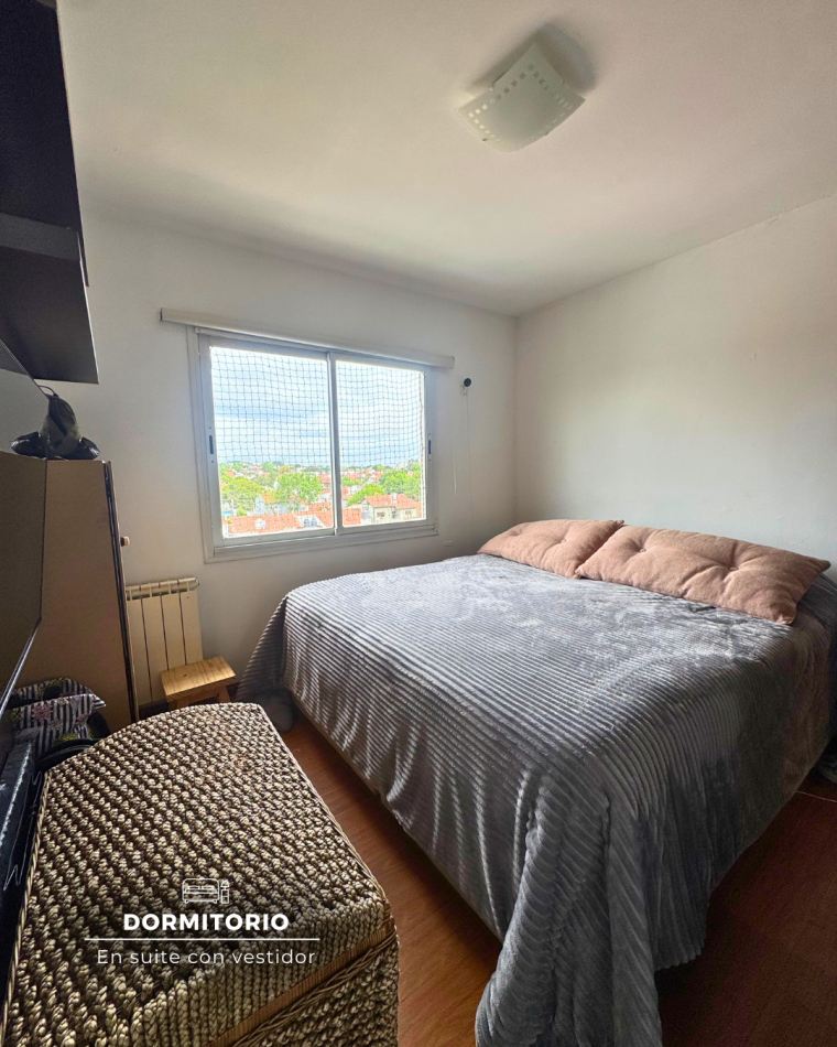 SEMIPISO DE TRES AMBIENTES CON BALCON A LA CALLE Y COCHERA PRIVADA DOBLE. 