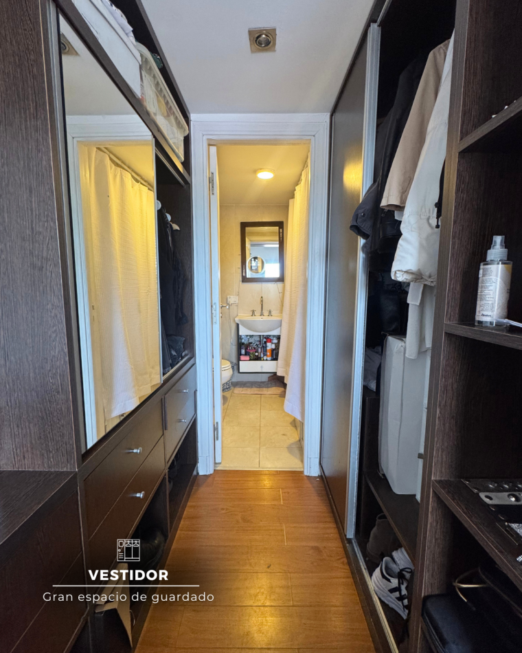 SEMIPISO DE TRES AMBIENTES CON BALCON A LA CALLE Y COCHERA PRIVADA DOBLE. 