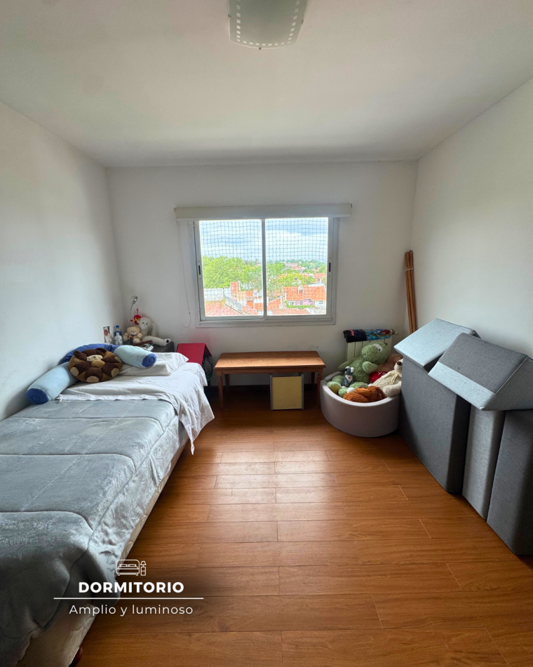 SEMIPISO DE TRES AMBIENTES CON BALCON A LA CALLE Y COCHERA PRIVADA DOBLE. 