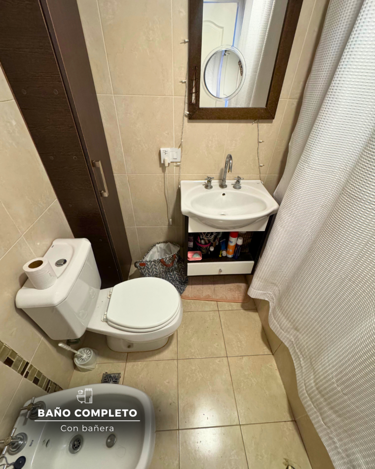 SEMIPISO DE TRES AMBIENTES CON BALCON A LA CALLE Y COCHERA PRIVADA DOBLE. 