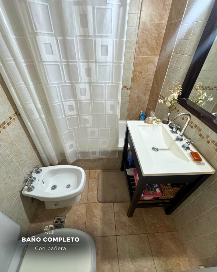 SEMIPISO DE TRES AMBIENTES CON BALCON A LA CALLE Y COCHERA PRIVADA DOBLE. 