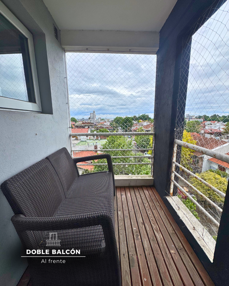 SEMIPISO DE TRES AMBIENTES CON BALCON A LA CALLE Y COCHERA PRIVADA DOBLE. 