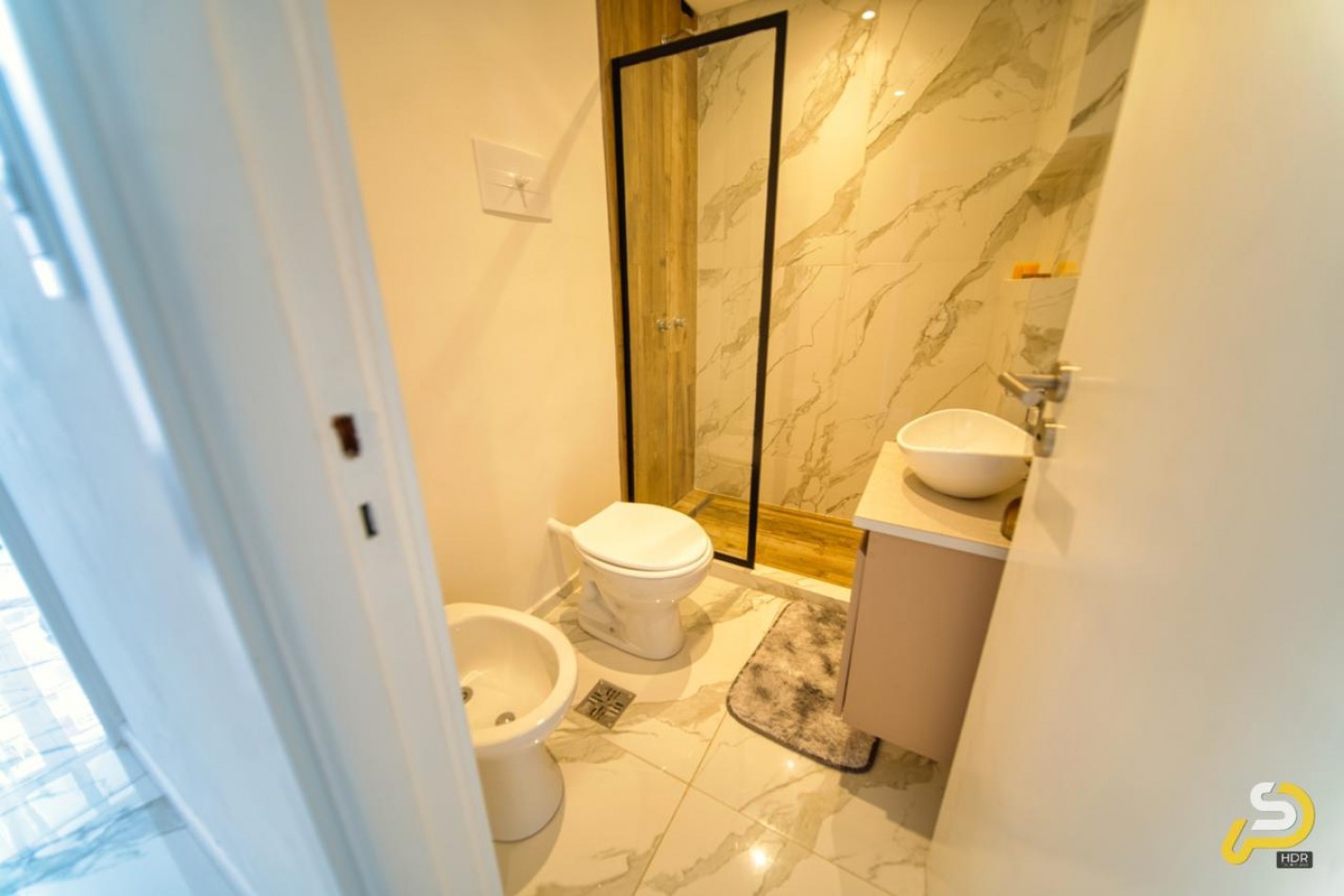 DEPARTAMENTO 3 AMBIENTES AL FRENTE CON BALCON TOTALMENTE EQUIPADO. MAR DEL PLATA