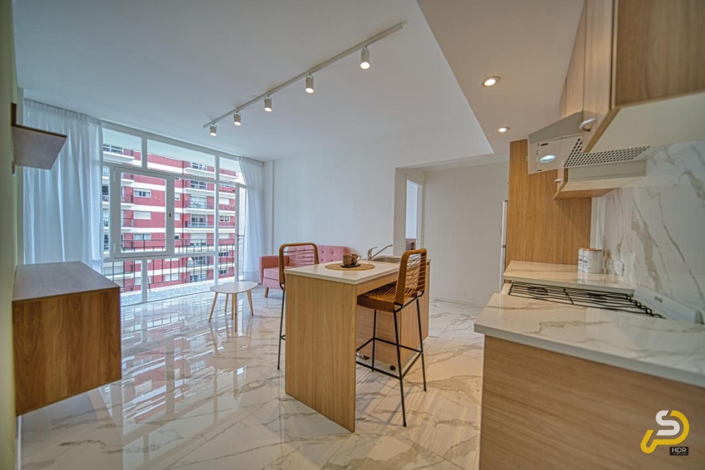 DEPARTAMENTO 3 AMBIENTES AL FRENTE CON BALCON TOTALMENTE EQUIPADO. MAR DEL PLATA