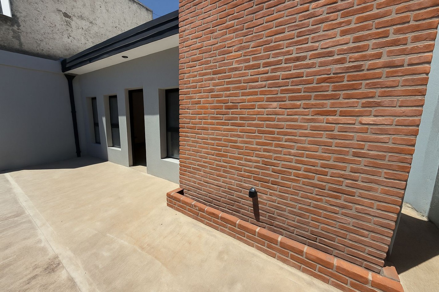 CASA RECICLADA CON PARQUE EN BARRIO SAN JOSE. MAR DEL PLATA