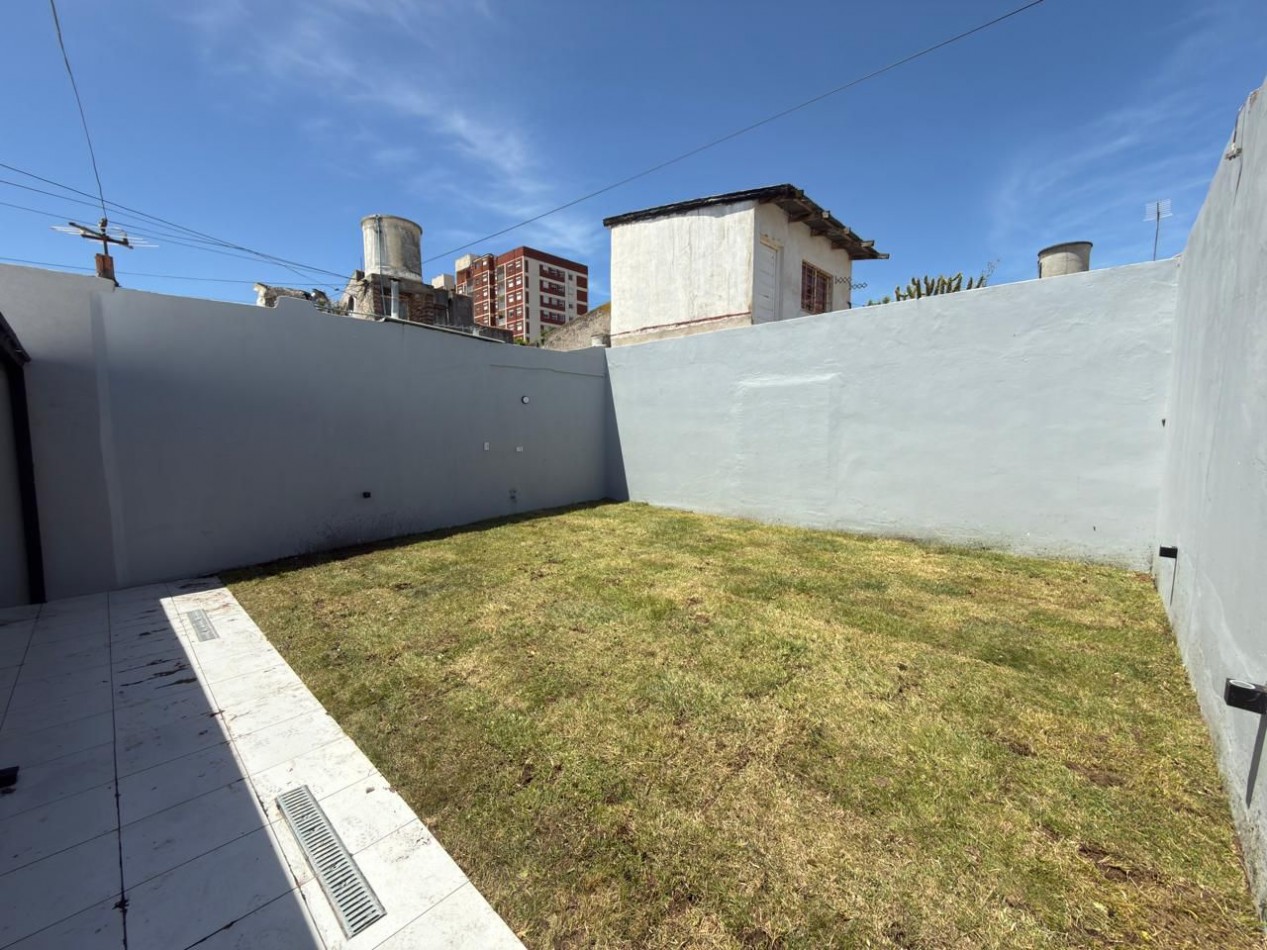 CASA RECICLADA CON PARQUE EN BARRIO SAN JOSE. MAR DEL PLATA