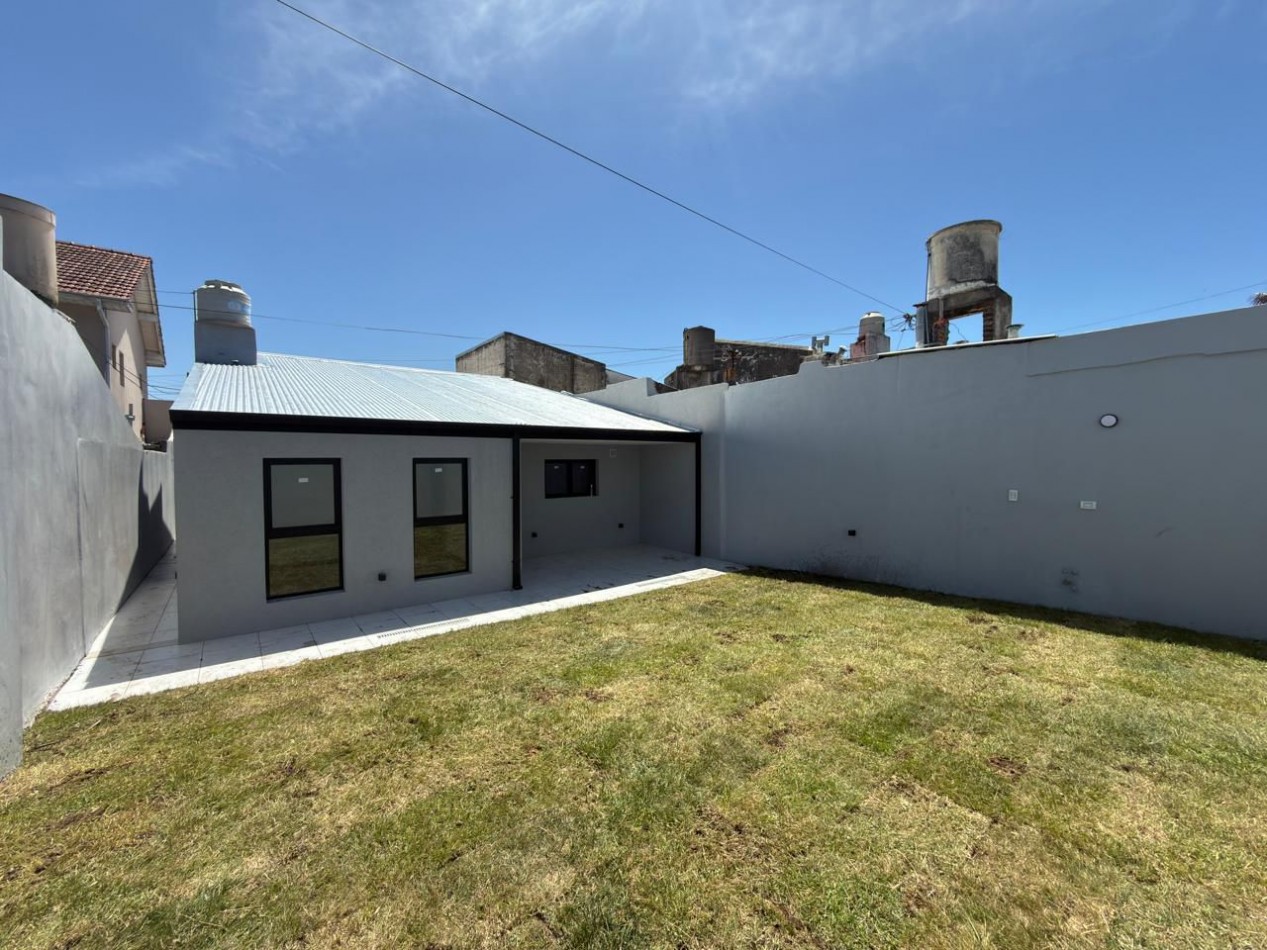 CASA RECICLADA CON PARQUE EN BARRIO SAN JOSE. MAR DEL PLATA