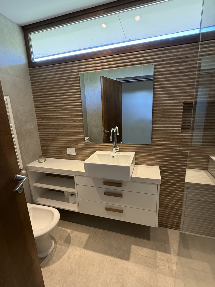 CASA DE CATEGORIA EN BARRIO PRIVADO ARENAS DEL SUR. MAR DEL PLATA