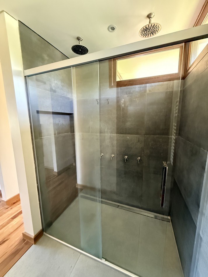 CASA DE CATEGORIA EN BARRIO PRIVADO ARENAS DEL SUR. MAR DEL PLATA