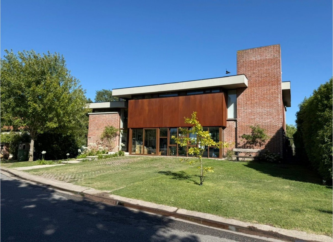 CASA DE CATEGORIA EN BARRIO PRIVADO ARENAS DEL SUR. MAR DEL PLATA