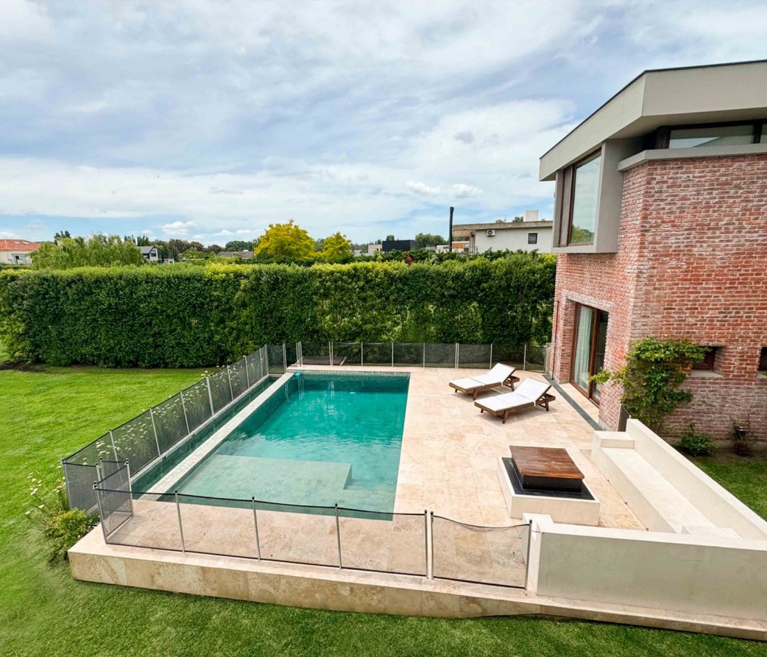 CASA DE CATEGORIA EN BARRIO PRIVADO ARENAS DEL SUR. MAR DEL PLATA