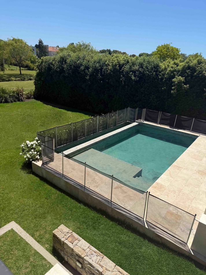 CASA DE CATEGORIA EN BARRIO PRIVADO ARENAS DEL SUR. MAR DEL PLATA