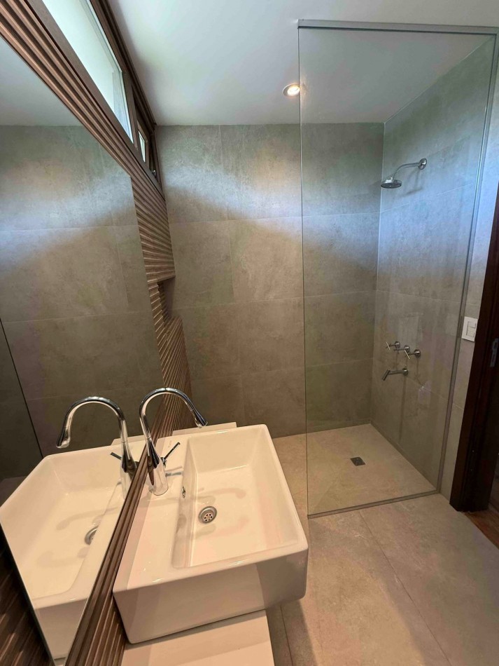 CASA DE CATEGORIA EN BARRIO PRIVADO ARENAS DEL SUR. MAR DEL PLATA