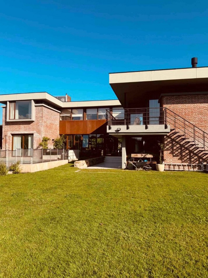 CASA DE CATEGORIA EN BARRIO PRIVADO ARENAS DEL SUR. MAR DEL PLATA