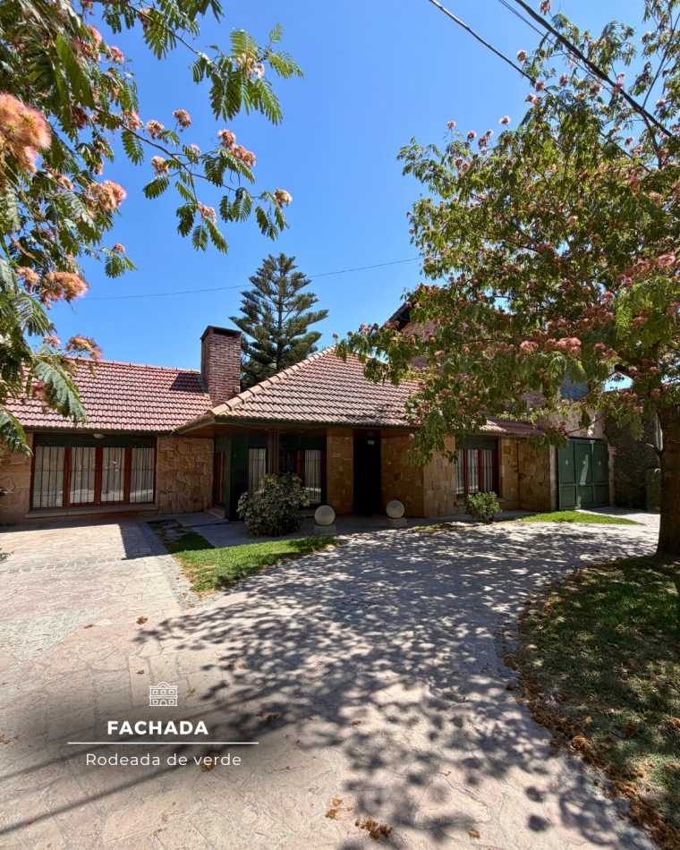 CASA DE TRES AMBIENTES CON DEPENDENCIA Y PARQUE - ZONA LOS PINARES 