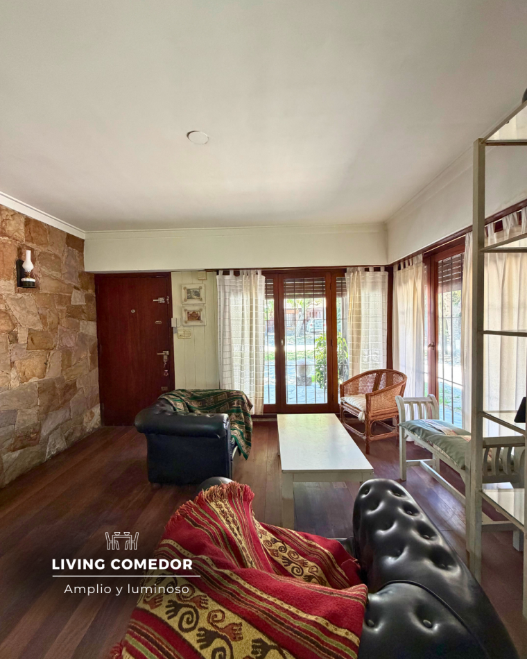 CASA DE TRES AMBIENTES CON DEPENDENCIA Y PARQUE - ZONA LOS PINARES 