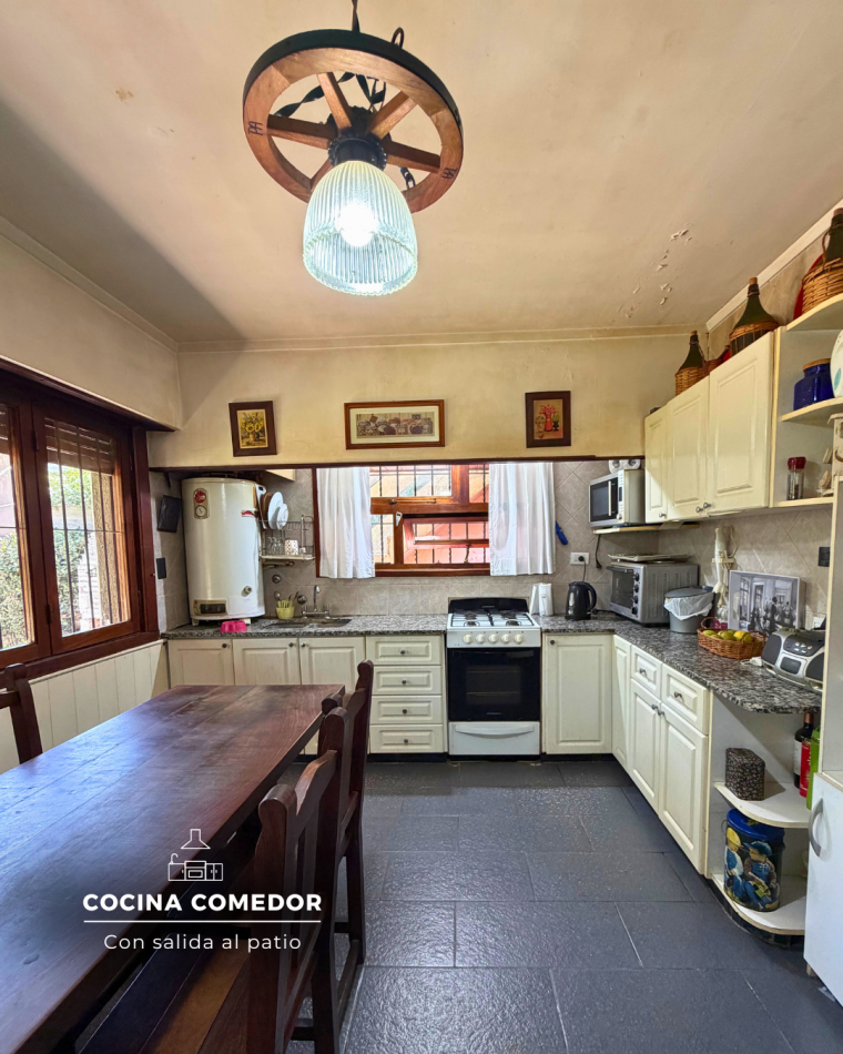 CASA DE TRES AMBIENTES CON DEPENDENCIA Y PARQUE - ZONA LOS PINARES 