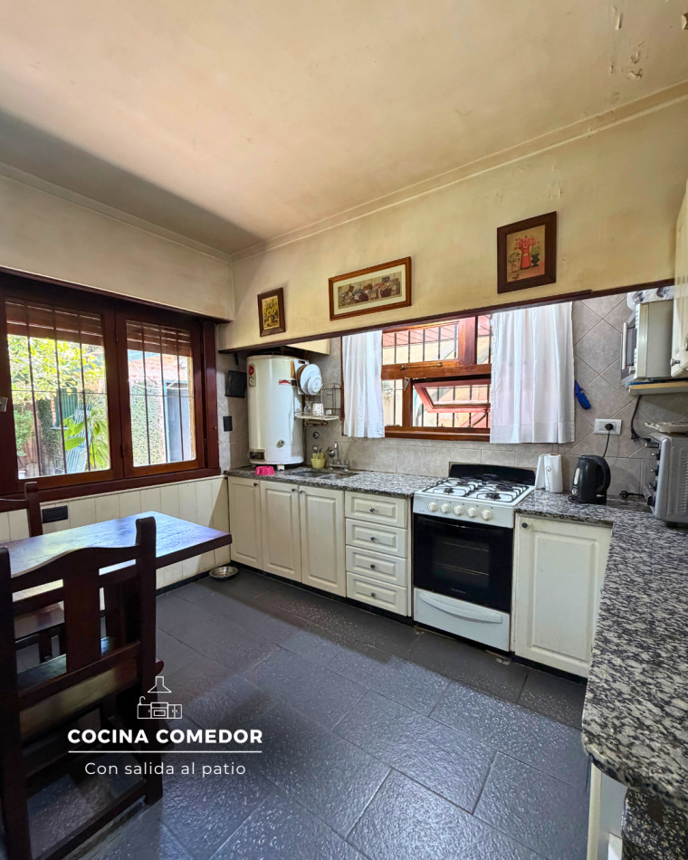 CASA DE TRES AMBIENTES CON DEPENDENCIA Y PARQUE - ZONA LOS PINARES 