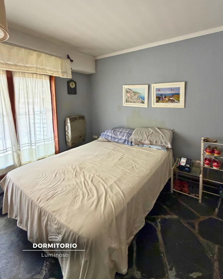 CASA DE TRES AMBIENTES CON DEPENDENCIA Y PARQUE - ZONA LOS PINARES 