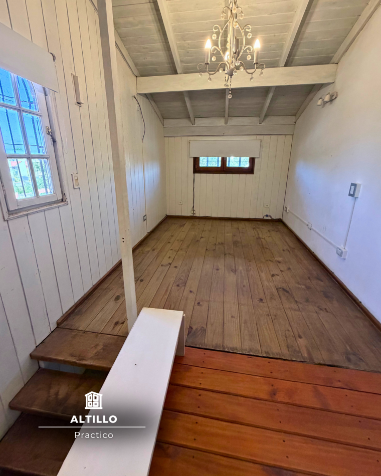 CASA DE TRES AMBIENTES CON DEPENDENCIA Y PARQUE - ZONA LOS PINARES 