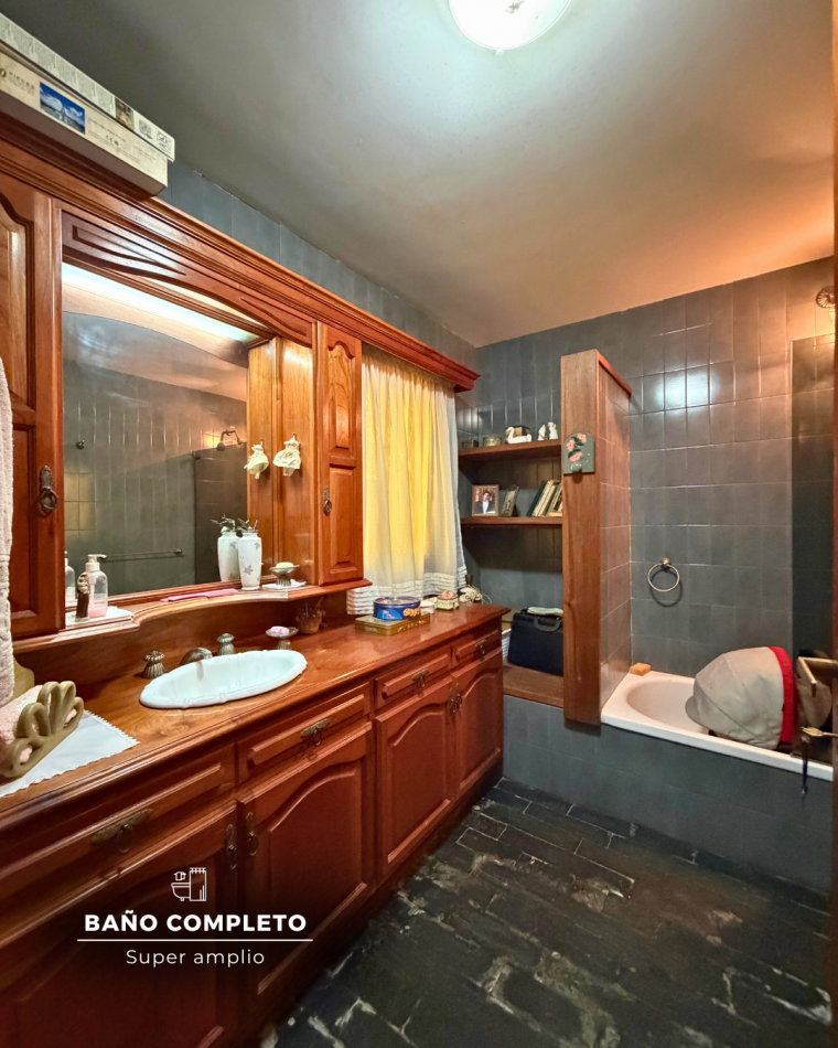 CASA DE TRES AMBIENTES CON DEPENDENCIA Y PARQUE - ZONA LOS PINARES 