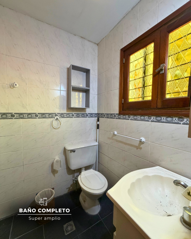 CASA DE TRES AMBIENTES CON DEPENDENCIA Y PARQUE - ZONA LOS PINARES 