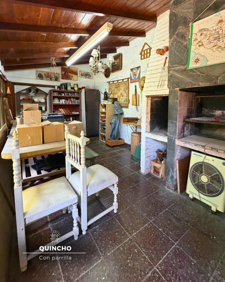 CASA DE TRES AMBIENTES CON DEPENDENCIA Y PARQUE - ZONA LOS PINARES 