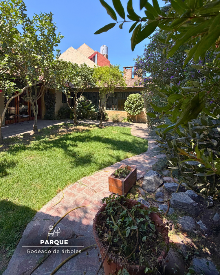 CASA DE TRES AMBIENTES CON DEPENDENCIA Y PARQUE - ZONA LOS PINARES 