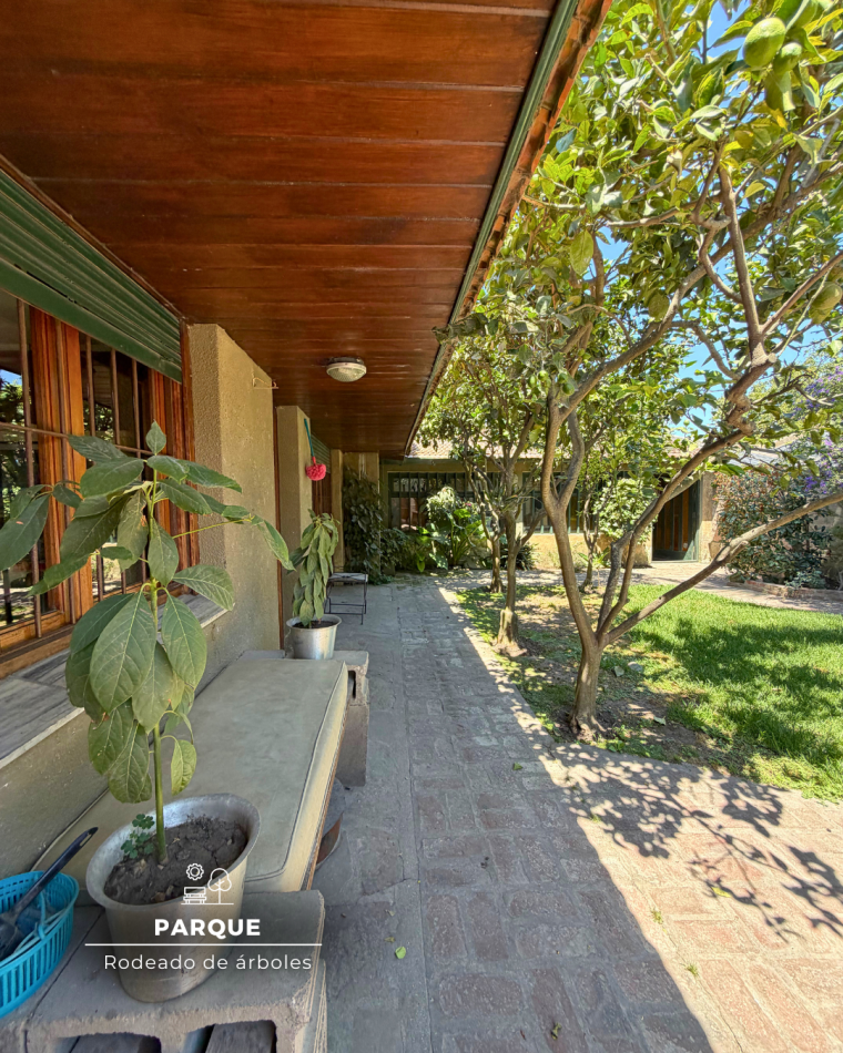 CASA DE TRES AMBIENTES CON DEPENDENCIA Y PARQUE - ZONA LOS PINARES 