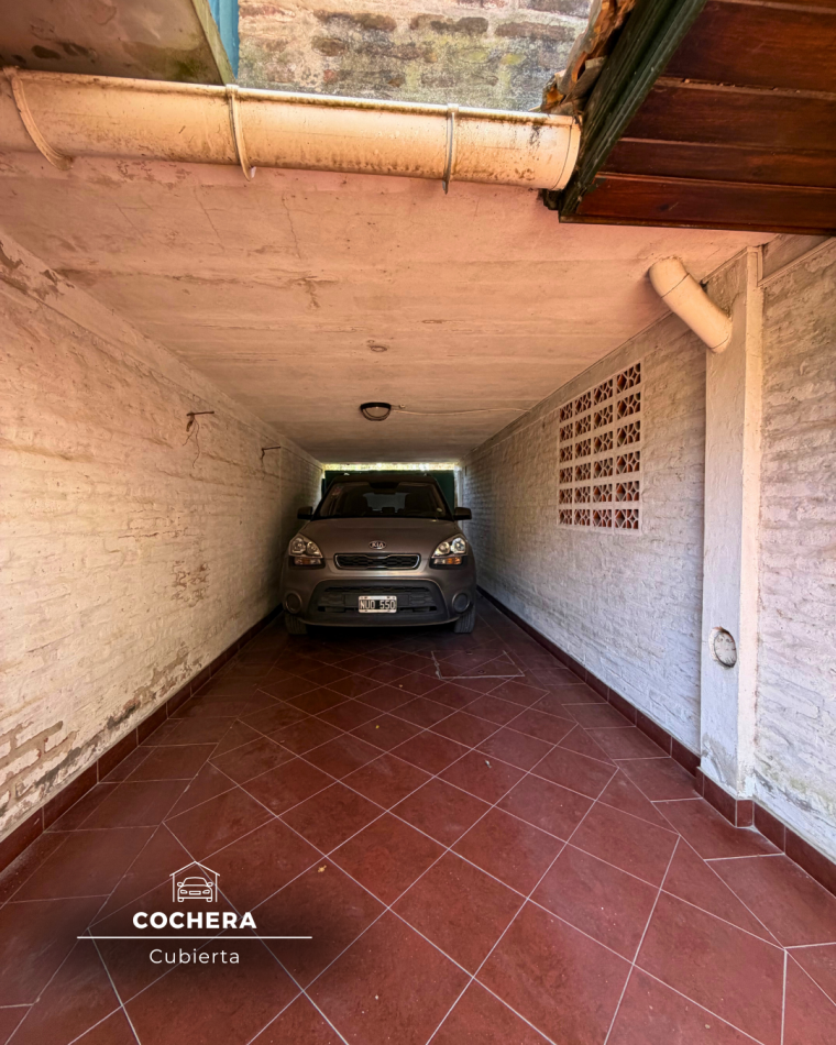 CASA DE TRES AMBIENTES CON DEPENDENCIA Y PARQUE - ZONA LOS PINARES 