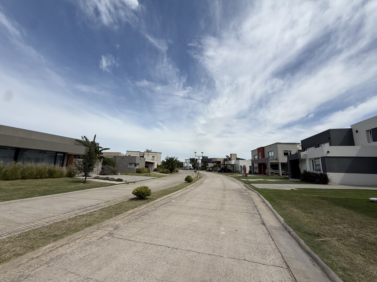 VENTA MODERNA CASA EN BARRIO PRIVADO TIERRAS DEL MAR. MAR DEL PLATA