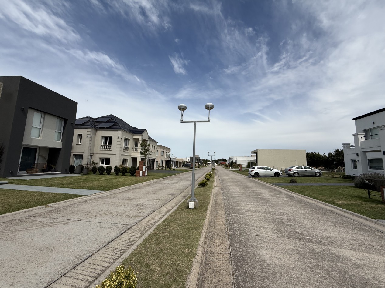 VENTA MODERNA CASA EN BARRIO PRIVADO TIERRAS DEL MAR. MAR DEL PLATA