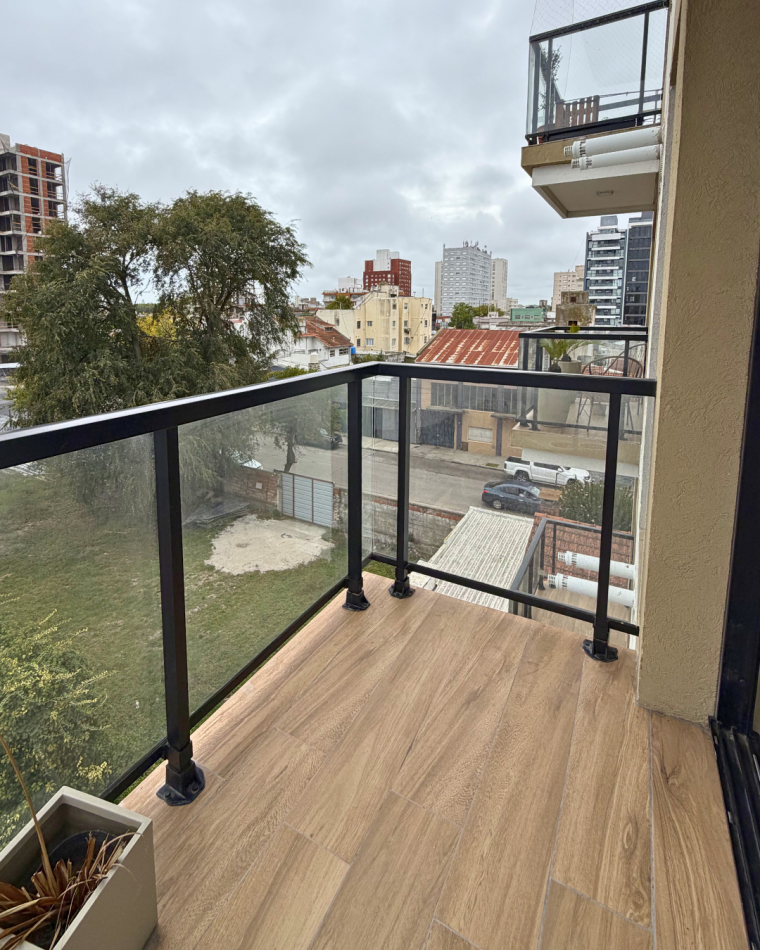 DEPARTAMENTO DE 2 AMBIENTES CON COCHERA, BAULERA Y OFICINA PRIVADA. BARRIO SAN JOSE