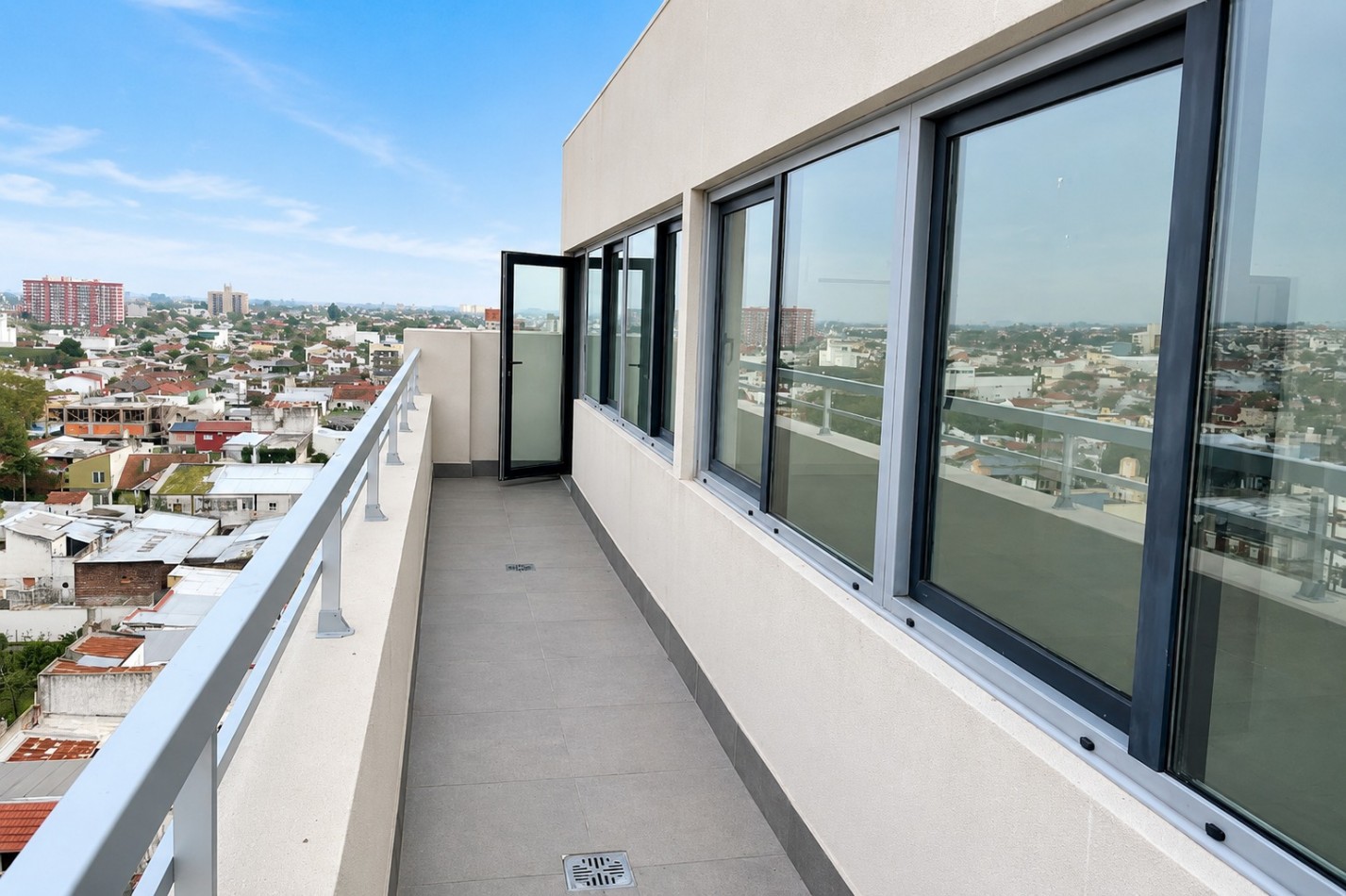 MODERNA OFICINA EN VENTA CON COCHERA CUBIERTA EN ZONA MACROCENTRO. MAR DEL PLATA