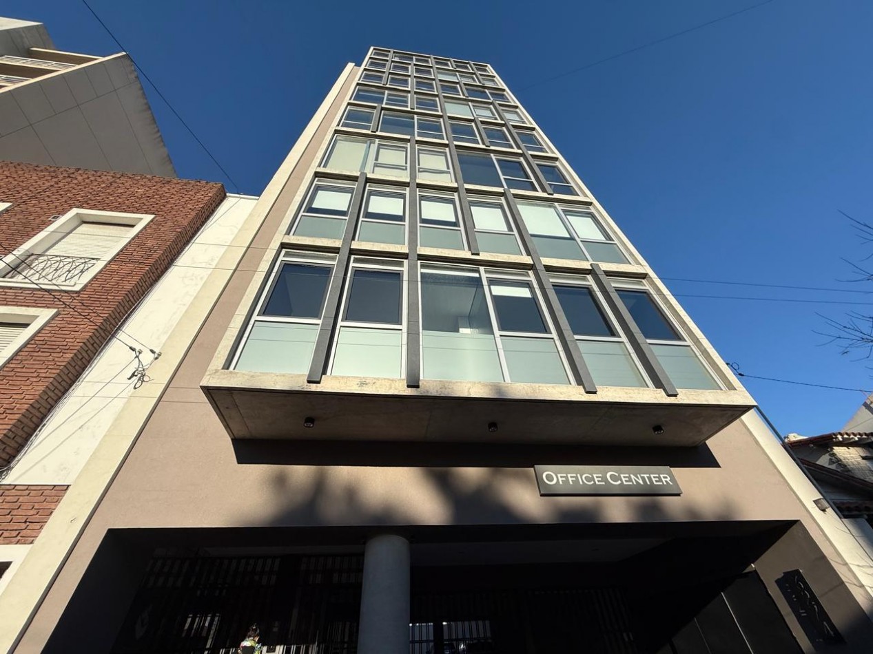 MODERNA OFICINA EN VENTA CON COCHERA CUBIERTA EN ZONA MACROCENTRO. MAR DEL PLATA