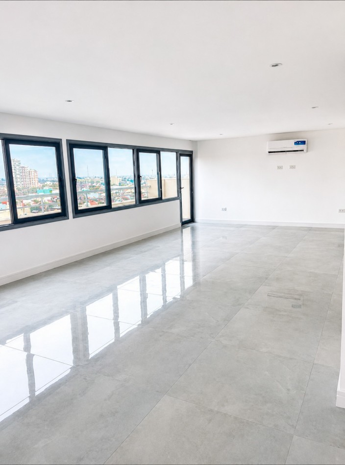 MODERNA OFICINA EN VENTA CON COCHERA CUBIERTA EN ZONA MACROCENTRO. MAR DEL PLATA