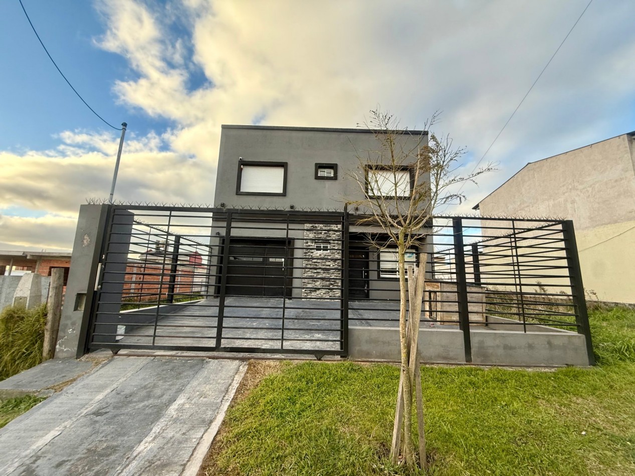 VENTA MODERNA CASA 4 AMBIENTES - APTA A CREDITO - BARRIO EL MARTILLO