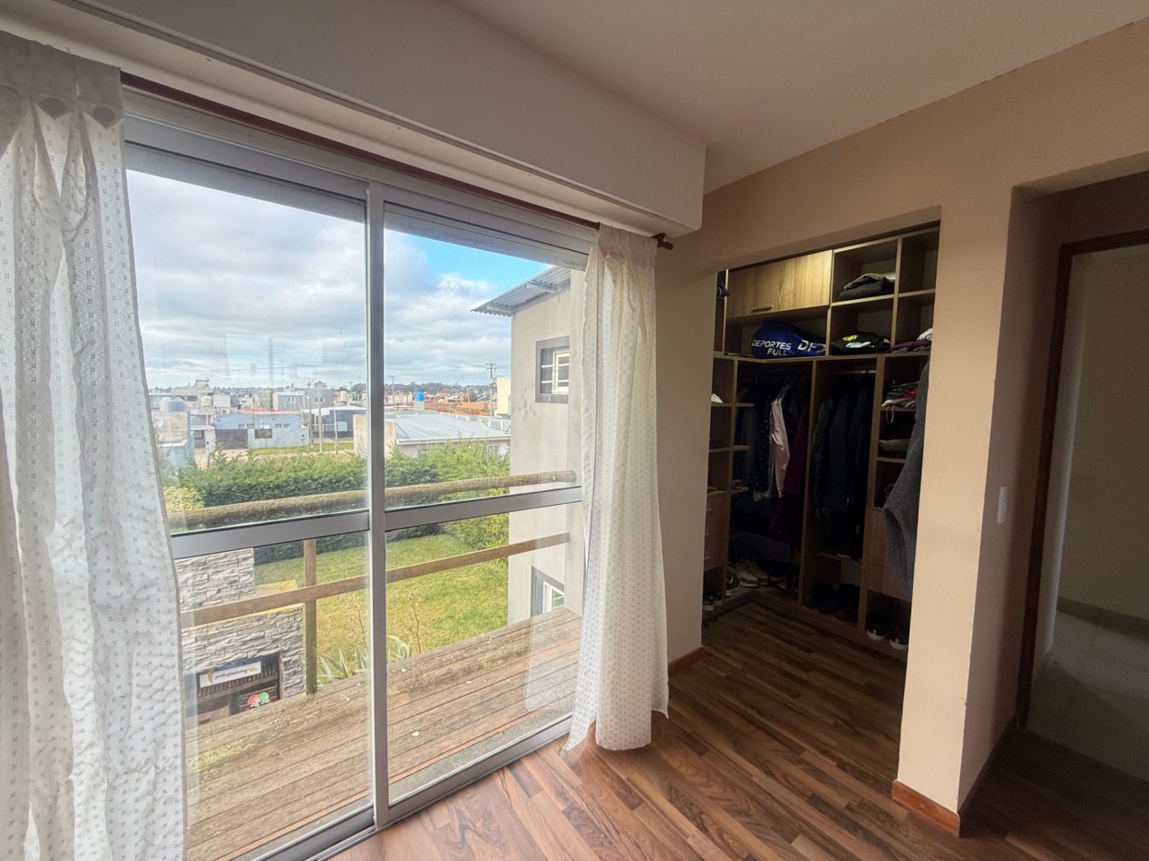 VENTA MODERNA CASA 4 AMBIENTES - APTA A CREDITO - BARRIO EL MARTILLO