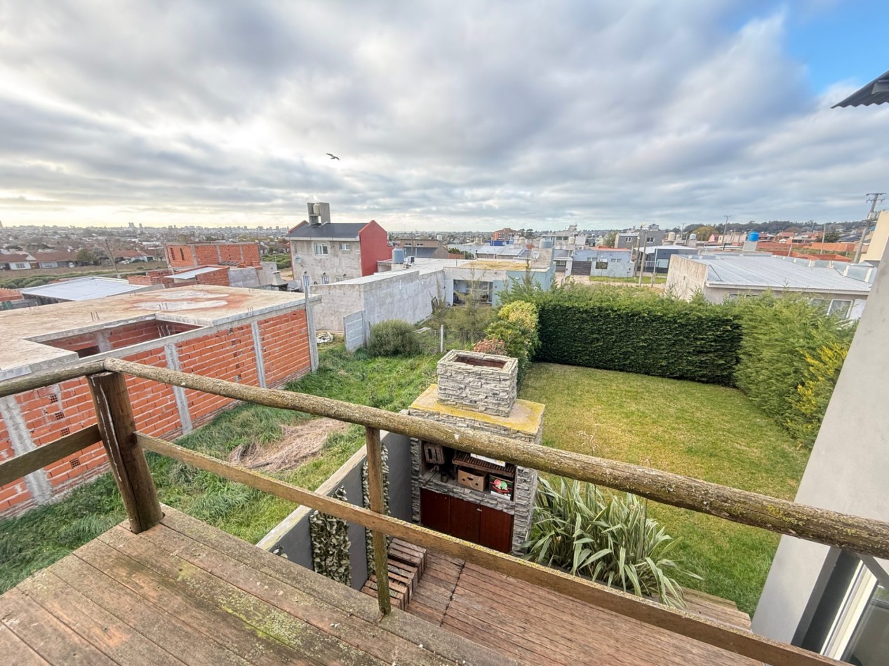 VENTA MODERNA CASA 4 AMBIENTES - APTA A CREDITO - BARRIO EL MARTILLO