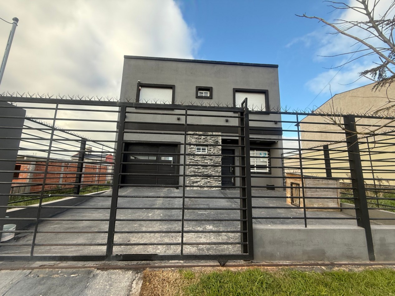 VENTA MODERNA CASA 4 AMBIENTES - APTA A CREDITO - BARRIO EL MARTILLO