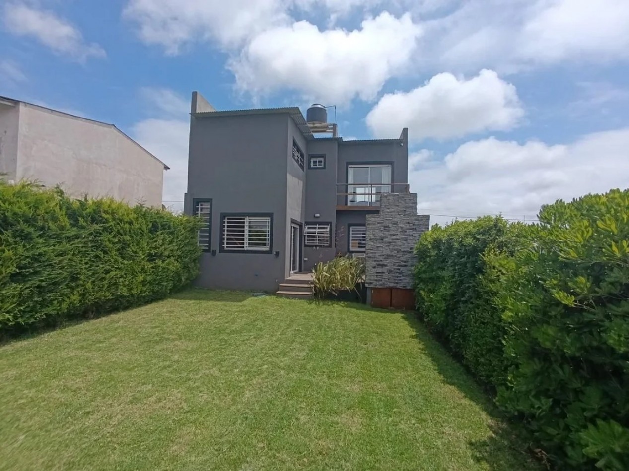 VENTA MODERNA CASA 4 AMBIENTES - APTA A CREDITO - BARRIO EL MARTILLO