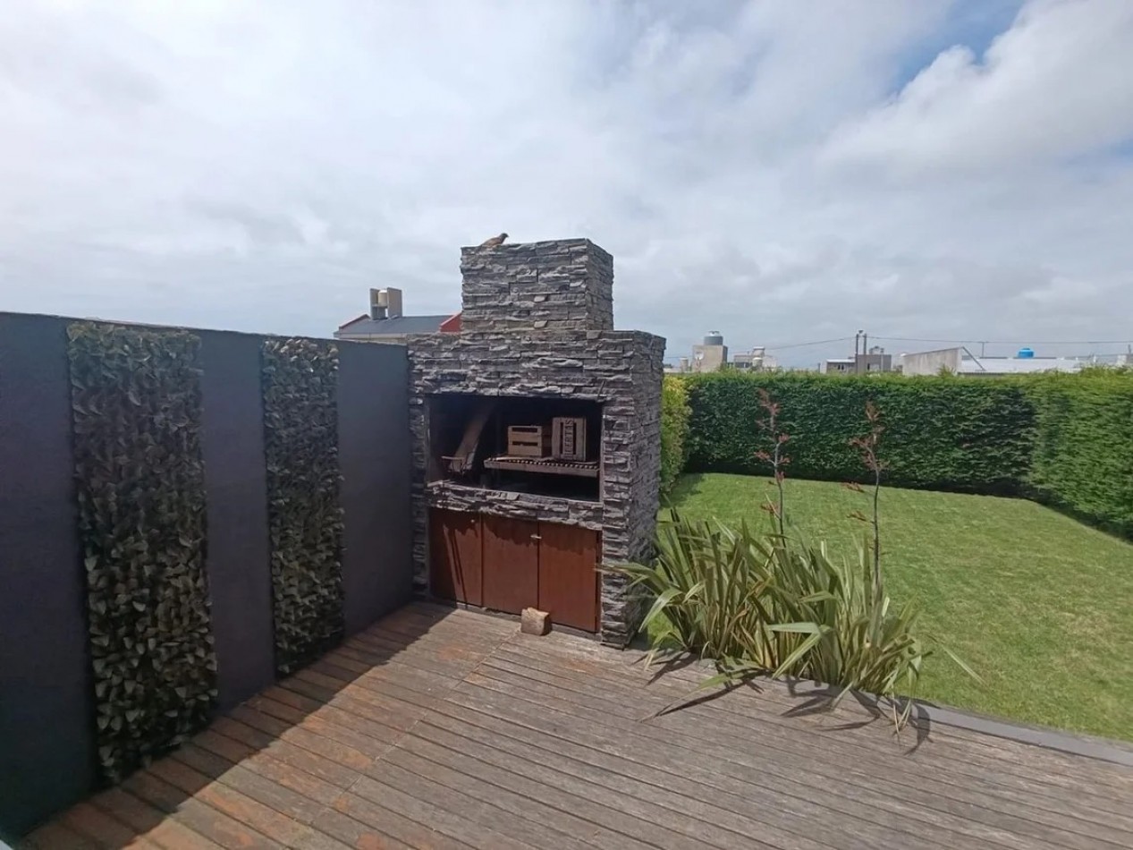 VENTA MODERNA CASA 4 AMBIENTES - APTA A CREDITO - BARRIO EL MARTILLO