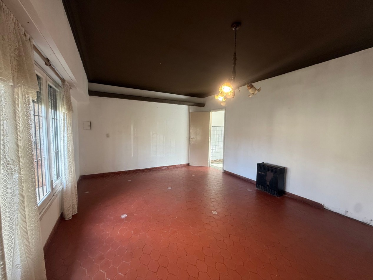 OPORTUNIDAD EN SAN CARLOS - CHALET A RECICLAR SOBRE LOTE DE 333 MTS2