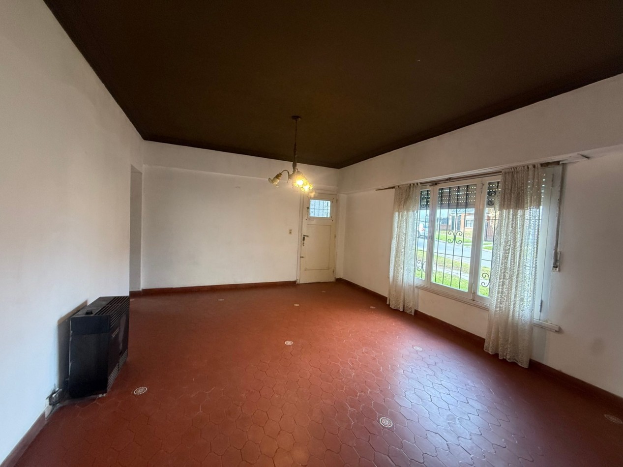 OPORTUNIDAD EN SAN CARLOS - CHALET A RECICLAR SOBRE LOTE DE 333 MTS2