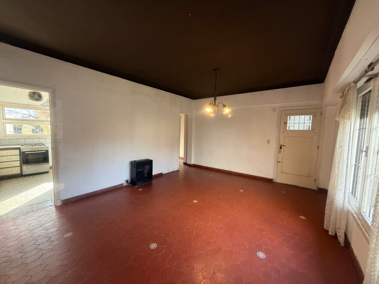OPORTUNIDAD EN SAN CARLOS - CHALET A RECICLAR SOBRE LOTE DE 333 MTS2