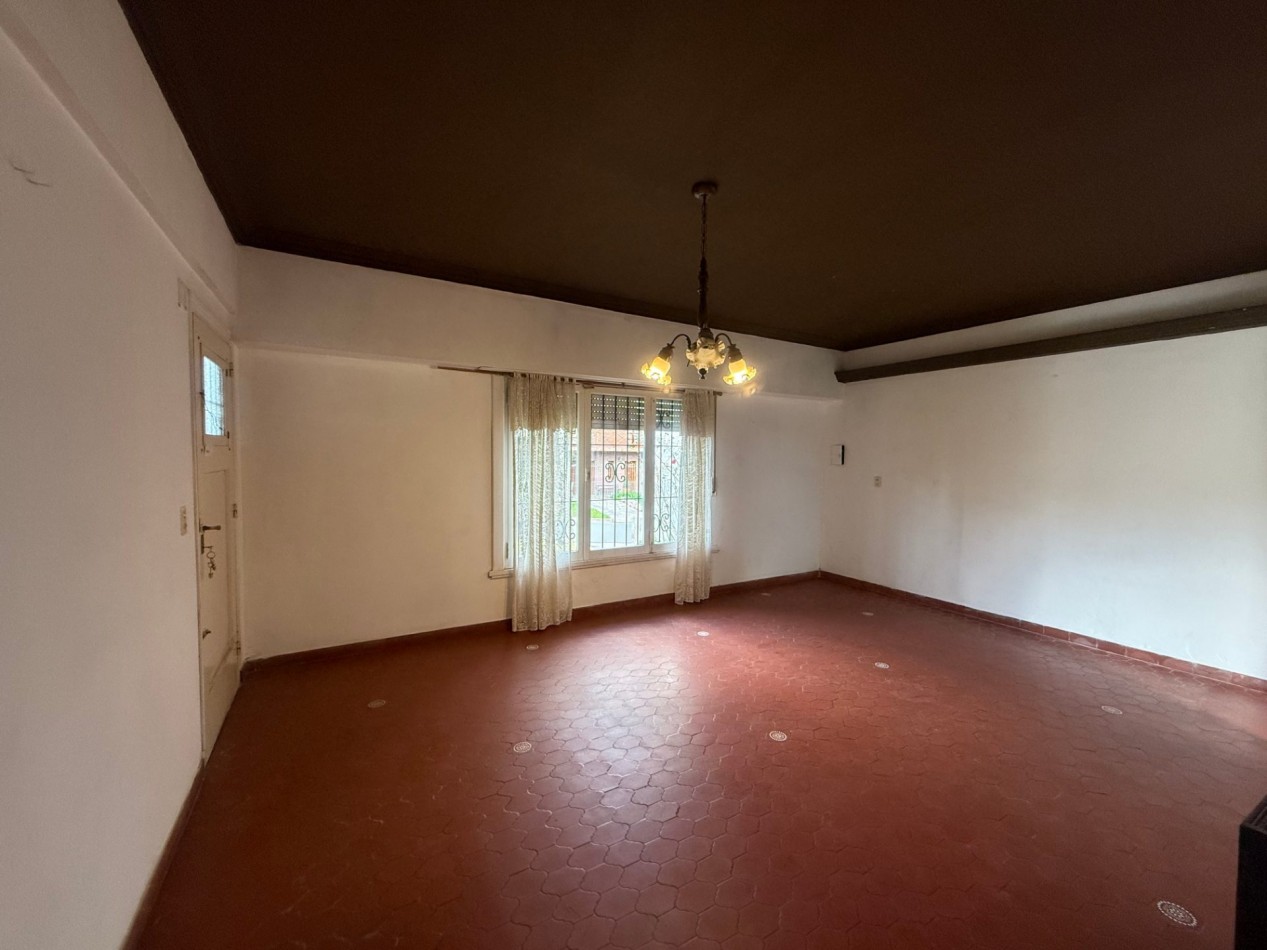 OPORTUNIDAD EN SAN CARLOS - CHALET A RECICLAR SOBRE LOTE DE 333 MTS2