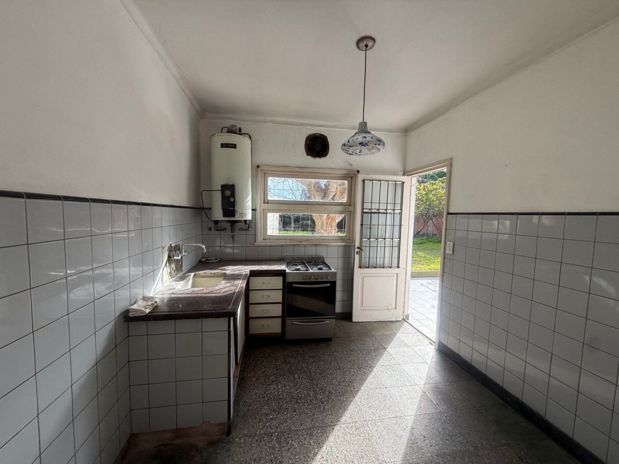 OPORTUNIDAD EN SAN CARLOS - CHALET A RECICLAR SOBRE LOTE DE 333 MTS2