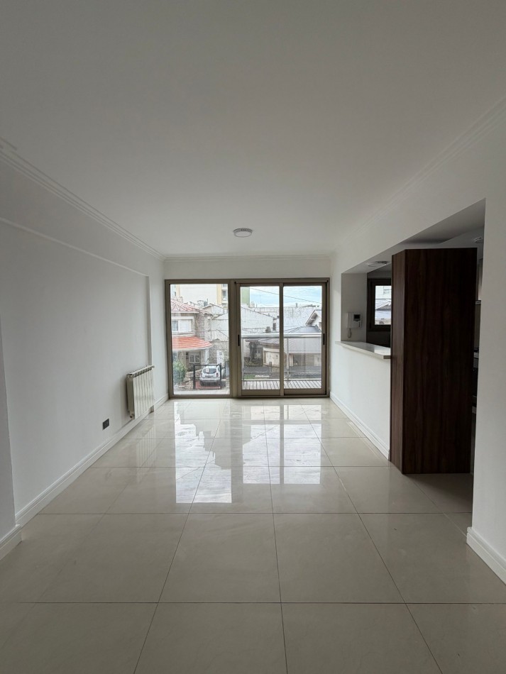 ALQUILER MODERNO SEMIPISO 2 AMBIENTES A MTS. DEL MAR ZONA LA PERLA